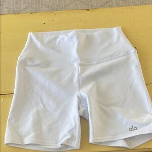 ALO Yoga Women's Bright White Bike Shorts -NEW